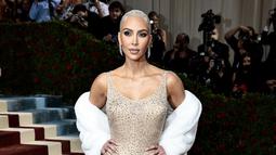 Kim Kardashian menghadiri Met Gala 2022 di The Metropolitan Museum of Art, New York City, Amerika Serikat, 2 Mei 2022. Kim Kardashian memakai gaun Marilyn Monroe ke Met Gala 2022 yang digelar bulan lalu. (Dimitrios Kambouris/Getty Images for The Met Museum/Vogue/AFP)