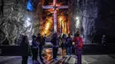 Gambar pada Agustus 2019 menujukkan wisatawan mengunjungi Katedral garam Zipaquira di 45 km sebelah utara Bogota, ibu kota Kolombia. Katedral itu juga dilengkapi dengan berbagai kafe, restoran, dan toko-toko souvenir di sepanjang lorong gua yang disediakan bagi pengunjung umum. (JUAN BARRETO/AFP)