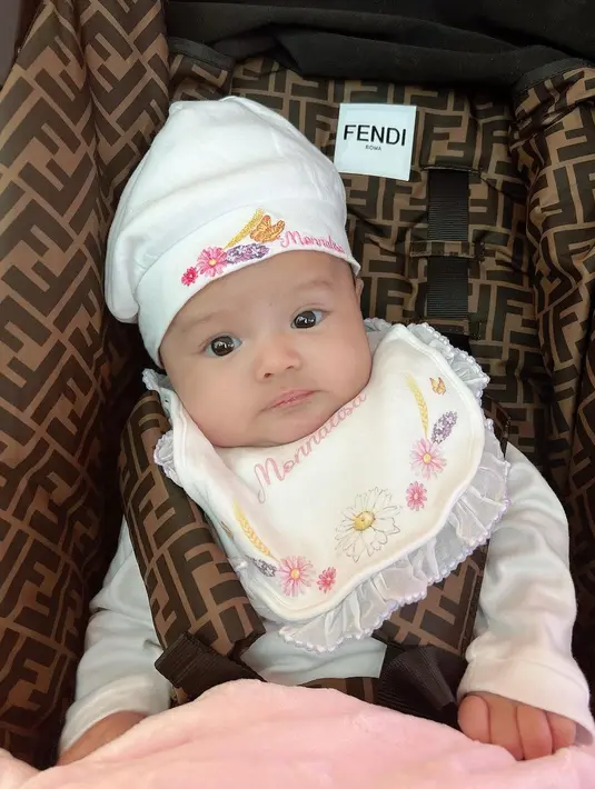 Ameena kini tumbuh makin lucu dan menggemaskan, seperti yang terlihat di beberapa fotonya di Instagram. (Instagram @ameenaatta)