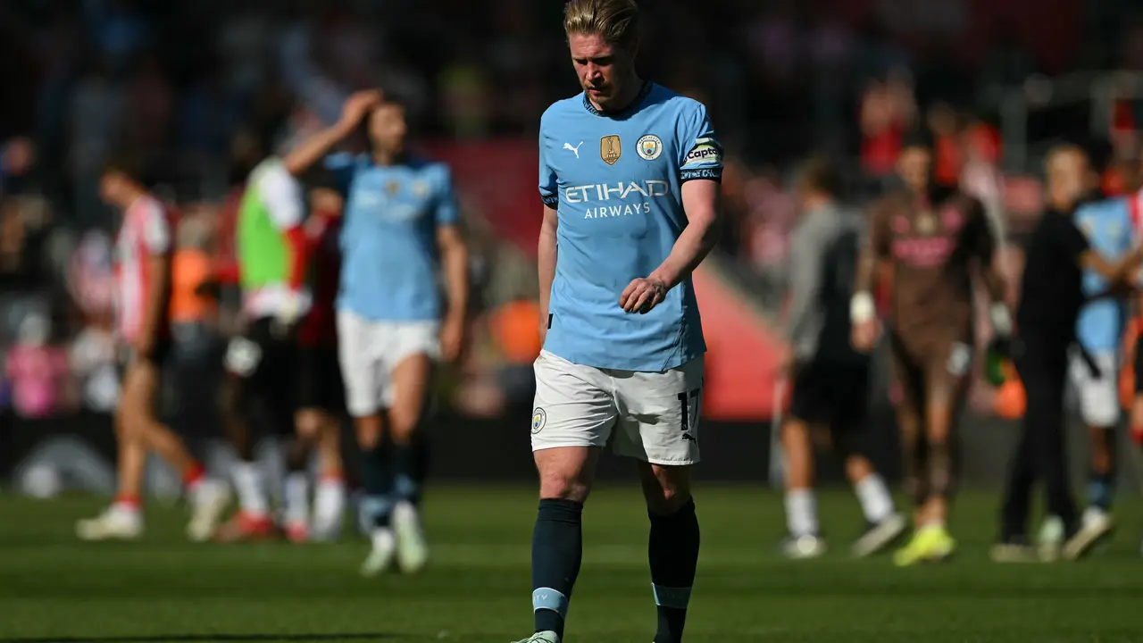 Pemain Manchester City Kevin de Bruyne tertunduk lesu saat gagal mengalahkan Southampton di Liga Inggris 2024/2025