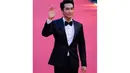 Aktor tampan Korea selatan, Song Seung Heon menyapa penggemarnya di Festival Film Internasional Shanghai ke-17 di Cina, Sabtu (14/6/14). (AFP PHOTO)