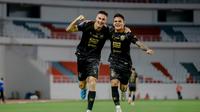 Joao Ferrari melakukan selebrasi bersama Galih Freitas usai mencetak gol ke gawang PSM Makassar menit ke-37 dalam lanjutan BRI Liga 1 Pekan ke-23 yang dihelat di Stadion Jatidiri, Semarang, Minggu malam (16/02/2025).  (Bola.com/Nandang Permana)