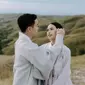 Maudy Ayunda dan Jesse Choi dalam balutan hanbok. (dok. Instagram @maudyayunda/https://www.instagram.com/p/Cd244oev-9t/Dinny Mutiah)