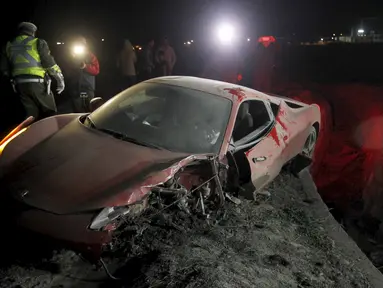 Kondisi Mobil Ferrari milik pesepakbola Chile, Arturo Vidal yang rusak parah usai mengalami kecelakaan di Kota Buin, Chile, Selasa (16/6/2015). Vidal yang mengendarai mobil tersebut langsung dibawa ke rumah sakit. (REUTERS/Felipe Fredes)