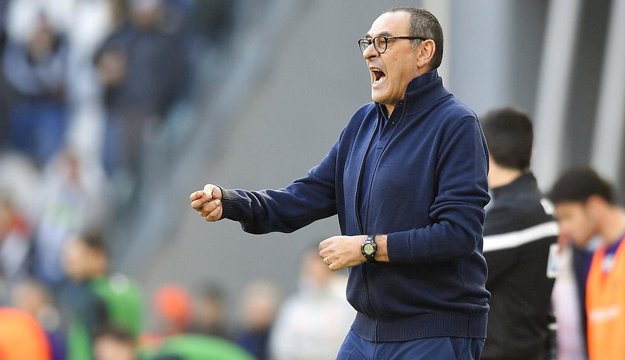 Pelatih Juventus, Maurizio Sarri, memberikan arahan kepada anak asuhnya saat melawan Fiorentina pada laga Serie A di Stadion Allianz, Minggu (2/2/2020). Juventus menang 3-0 atas Fiorentina. (AP/Fabio Ferrari)