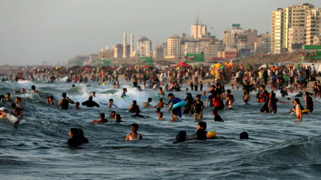 Warga Palestina Melepas Penat di Pantai Gaza