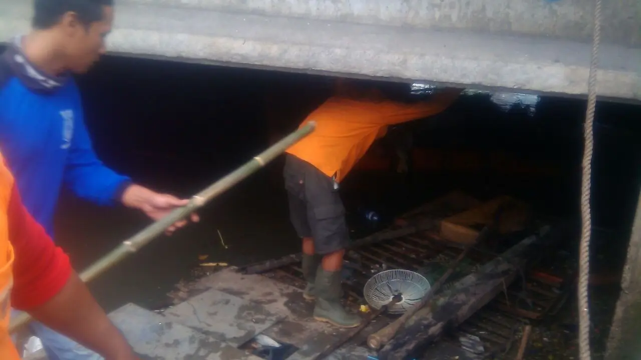 20160930-petugas kebersihan-jakarta-kali sekretaris