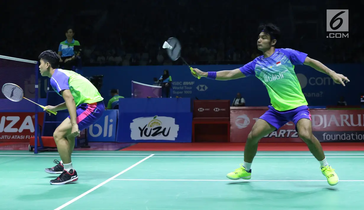 Ganda Putra Indonesia, Berry Angriawan/Hardianto mengembalikan kok ke arah pebulutangkis China, Chengkai Han/Haodong Zhou pada Indonesia Open 2018 di Istora GBK Jakarta, (3/7). Angriawan Berry/Hardianto unggul. (Liputan6.com/Helmi Fithriansyah)