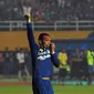 Ferdinand Sinaga mencium lambang Persib Bandung usai mencetak gol saat laga adu penalti melawan Persipura Jayapura di Stadion Gelora Sriwijaya, Palembang, (7/11/2014). (Liputan6.com/Helmi Fithriansyah)