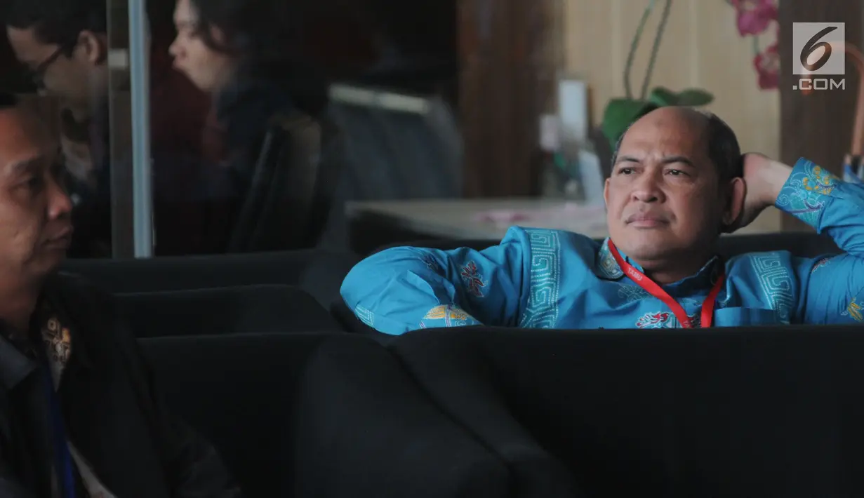 Kadis Lingkungan Hidup Provinsi Kalteng Fahrizal Fitri menunggu di lobi gedung KPK, , Jakarta, Rabu (5/12). Fahrizal diperiksa sebagai saksi untuk tersangka Direktur PT Binasawit Abadi Pratama Edy Saputra Suradja. (Merdeka.com/Dwi Narwoko)