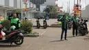 Pengemudi ojek online (ojol) mengambil sikap sempurna saat prosesi mengheningkan cipta di Kawasan Jalan RE Martadinata, Tangerang Selatan, Senin (17/8/2020). Kegiatan mengheningkan cipta ini dilakukan selama 3 menit dalam rangka memperingati HUT ke-75 RI. (Liputan6.com/Faizal Fanani)