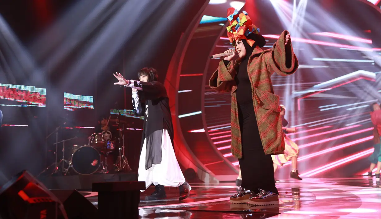 Konser berlangsung sekitar tiga jam itu ditutup oleh penampilan Melly Goeslaw dan grup band J-Rock. Kolaborasi ini membawakan lagu berjudul 'Demikianlah'. (Adrian Putra/Bintang.com)