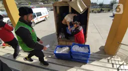 Anggota lembaga kemanusiaan non-pemerintah terbesar IHH saat menurunkan bantuan logistik dari truk di Kota Antakya, Provinsi Hatay, Turki (19/2/2023). "Bantuan yang sangat diperlukan saat ini makanan hangat cepat saji dan pakaian hangat untuk para pengungsi selama musim dingin, selain juga tenda yang mampu menampung hingga 10 orang di dalamnya," kata salah seorang relawan IHH kepada kepada Liputan6.com, Sabtu (17/2/2023). (Liputan6.com/Andry Haryanto)