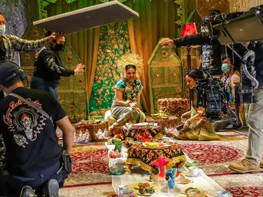 Pemain memerankan Serial Musikal Nurbaya yang diadaptasi dari novel Sitti Nurbaya: Kasih Tak Sampai di salah satu studio di Jakarta, Senin (28/06/2021). Serial Musikal yang dipersembahkan www.indonesiakaya dikemas dalam program online terbaru di kanal YouTube IndonesiaKaya. (Liputan6.com/HO/ID)