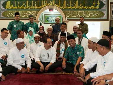 Direktur PAM Jaya Erlan Hidayat (tengah) menyapa peserta lomba PAM Islamic Fair 2017 di Jakarta, Rabu (10/5). PAM Islamic Fair tahun ini bertema 'Hidupkan Al-Quran Menuju Kedamaian Umat'. (Liputan6.com/Gempur M Surya)