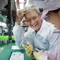 Chief Executive Officer (CEO) Apple, Tim Cook, saat mengunjungi pabrik perakitan iPhone (Foto: Tim Cook)