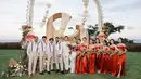 Sama seperti di Jakarta, pesta resepsi pernikahan Rizky Febian dan Mahalini di Bali juga bertabur bintang. Di antara para tamu artis yang hadir, penampilan bridesmaid dan groomsmen pun tak lepas dari sorotan. Jajaran artisnya antara lain, Rossa, Nia Ramadhani dan Onadio Leonardo. (Liputan6.com/IG/@thebridestory)