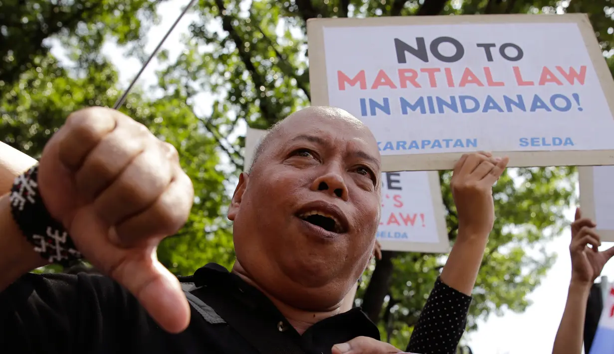 Sejumlah orang menggelar aksi menentang deklarasi darurat militer di depan Gedung DPR Filipina, Manila, Rabu (31/5). Aksi demontrasi ini sebagai tanda solidaritas dengan orang Marawi dan Mindanao. (AP Photo / Aaron Favila)