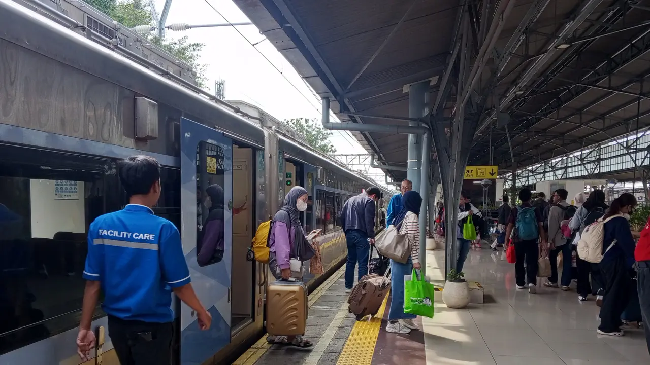 Pantauan Volume Penumpang Kereta Api Indonesia (KAI) di salah satu Stasiun Jakarta.