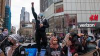 Para demonstran tersebut berdemo sambil mengibarkan bendera Palestina dan meneriakkan seruan "hentikan pemboman Gaza". (Spencer Platt/Getty Images North America/Getty Images via AFP)