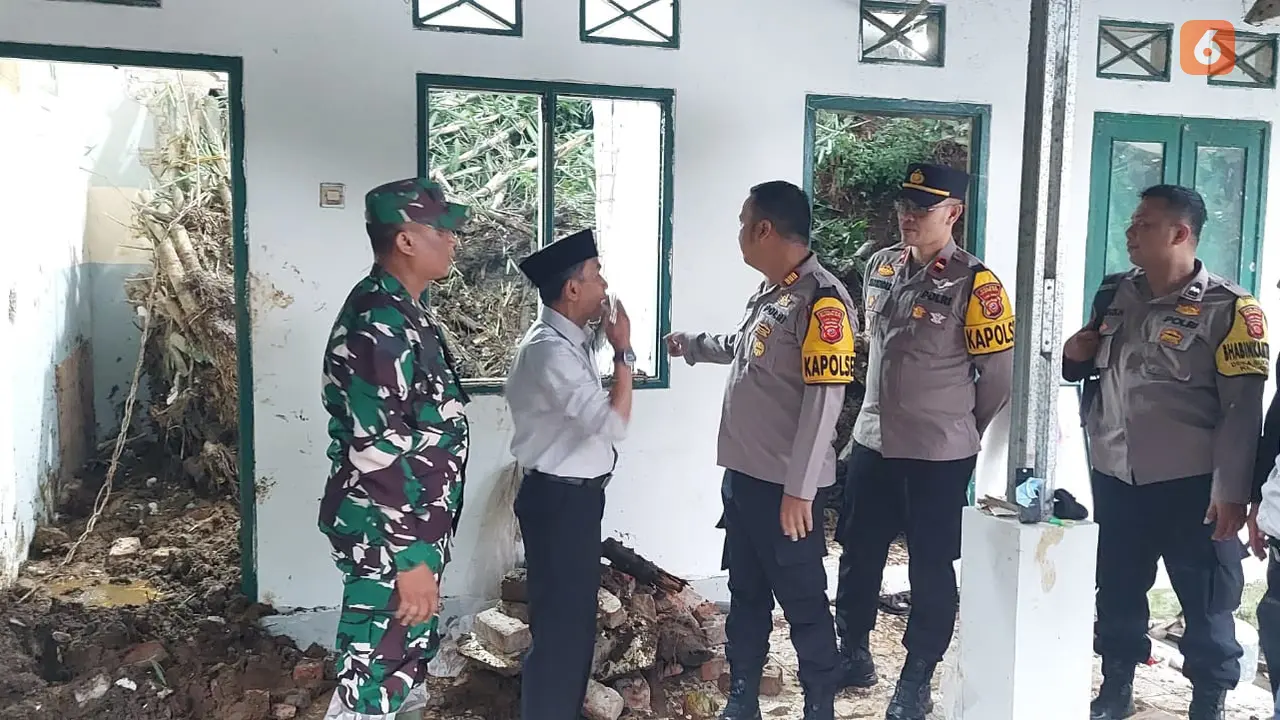 Kepolisian Sektor Cisaat dan Kadudampit saat meninjau lokasi longsor di Ponpes Yaspida Kabupaten Sukabumi (Liputan6.com/Istimewa).