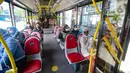 Penumpang duduk di dalam bus Transjakarta khusus wanita di kawasan Pasar Baru, Jakarta, Rabu (27/7/2022). Bus yang resmi beroperasi pada Senin, 25 Juli 2022 lalu ini sebelumnya  berhenti beroperasi karena kebijakan saat pandemi. (Liputan6.com/Faizal Fanani)