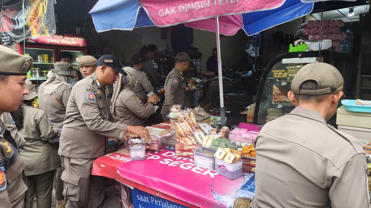 Ratusan PKL di Depok Ditertibkan Satpol PP