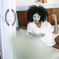 Hindari 5 kesalahan umum menggunakan sheet mask berikut ini, bikin gagal glowing. (pexels/sorashimazaki).