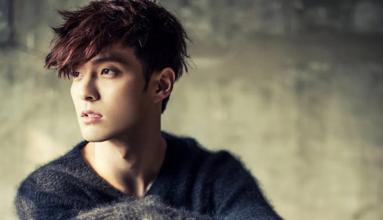 James Royal Pirates sempat mengalami kejadian fatal. Lantaran saat ia makan di sebuah restoran, tiba-tiba ia tertimpa pintu kaca. Ia pun mengalami kerusakan saraf dan mundur dari Royal Pirates. (Foto: Soompi.com)