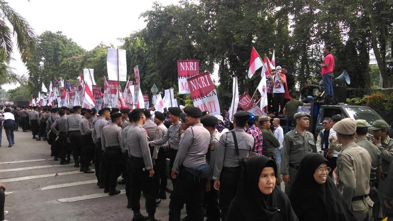 Demonstran di sidang Ahok