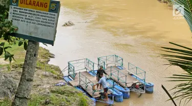 Petugas sedang menyiapkan rakit untuk menuju objek wisata alam Air Terjun Sri Gethuk di Kabupaten Gunungkidul, Yogyakarta, Sabtu (11/11). Air Terjun Sri Gethuk  memiliki ketinggian mencapai 50 meter. (Liputan6.com/Herman Zakharia)