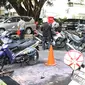 Lokasi kejadian sepeda motor yang meledak di parkiran Kemlu, Jakarta, Rabu (7/8/2019). Ledakan motor tersebut di duga akibat konsleting. alam kejadian tersebut beberapa motor ikut terbakar akibat terparkir bersebelahan. (Liputan6.com/Angga Yuniar)