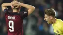 Pemain Villarreal, Samuel Castillejo (kanan), mencetak satu gol saat timnya mengalahkan Sparta Praha pada perempat final Liga Europa di Praha, Republik Ceska, (14/4/2016). (EPA/Filip Singer)