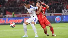 Kapten tim Arema FC, Hansamu Yama Pranata (kiri) berebut bola dengan gelandang serang Persija, Witan Sulaeman saat pertandingan pekan ke-20 BRI Super League 2025/2026 di Stadion Utama Gelora Bung Karno, Jakarta, Minggu (8/2/2026). Menjamu Arema FC, Macan Kemayoran tumbang. (Bola.com/ Abdul Aziz)