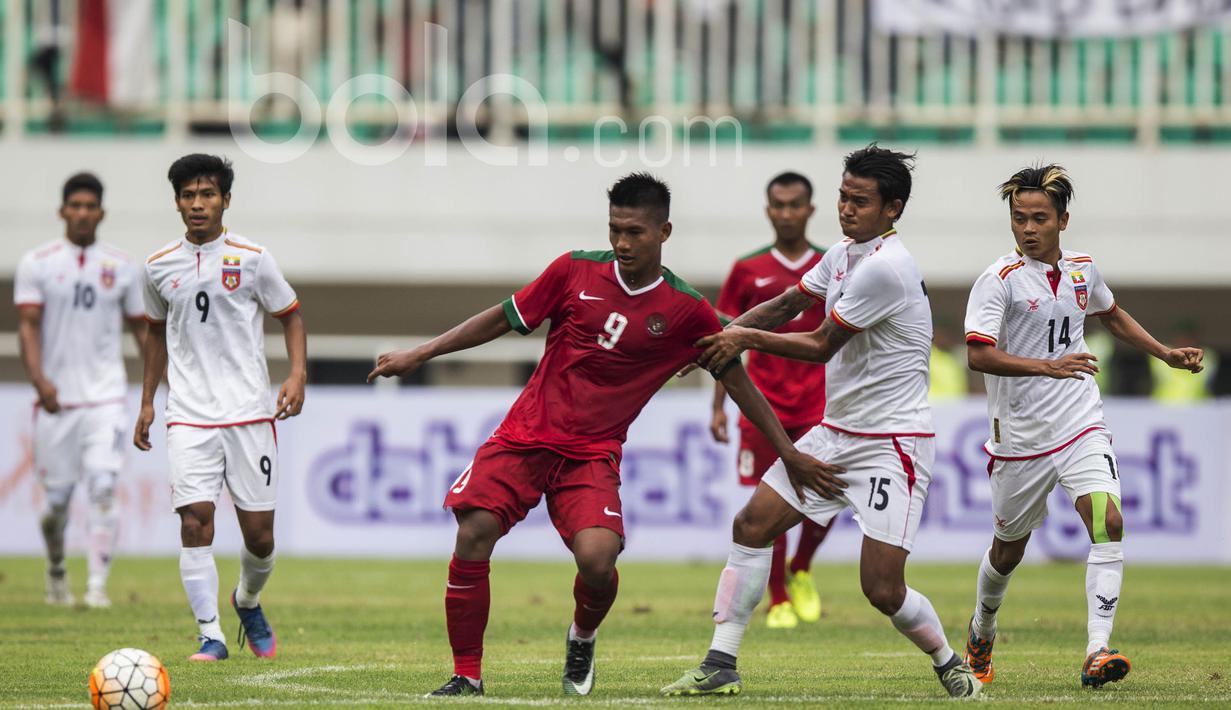 Striker Persela Lamongan, Nur Hardianto, berhasil mencetak gol pada laga debutnya bersama Timnas Indonesia. Bomber nomor pungung sembilan itu mencetak gol pada menit ke-21 melalui sundulan. (Bola.com/Vitalis Yogi Trisna) 