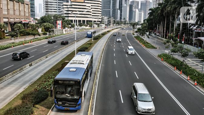 Bus Transjakarta saat melintas di Jalan Sudirman, Jakarta, Minggu (2/8/2020). PT Transjakarta akan menambah armada sebanyak 155 mengantisipasi lonjakan pelanggan saat diberlakukan kebijakan ganjil genap di sejumlah ruas jalan utama Jakarta pada Senin, 3 Agustus 2020. (merdeka.com/Iqbal Nugroho)
