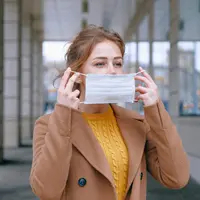 Ilustrasi Mengenakan Masker Credit: pexels.com/Anna