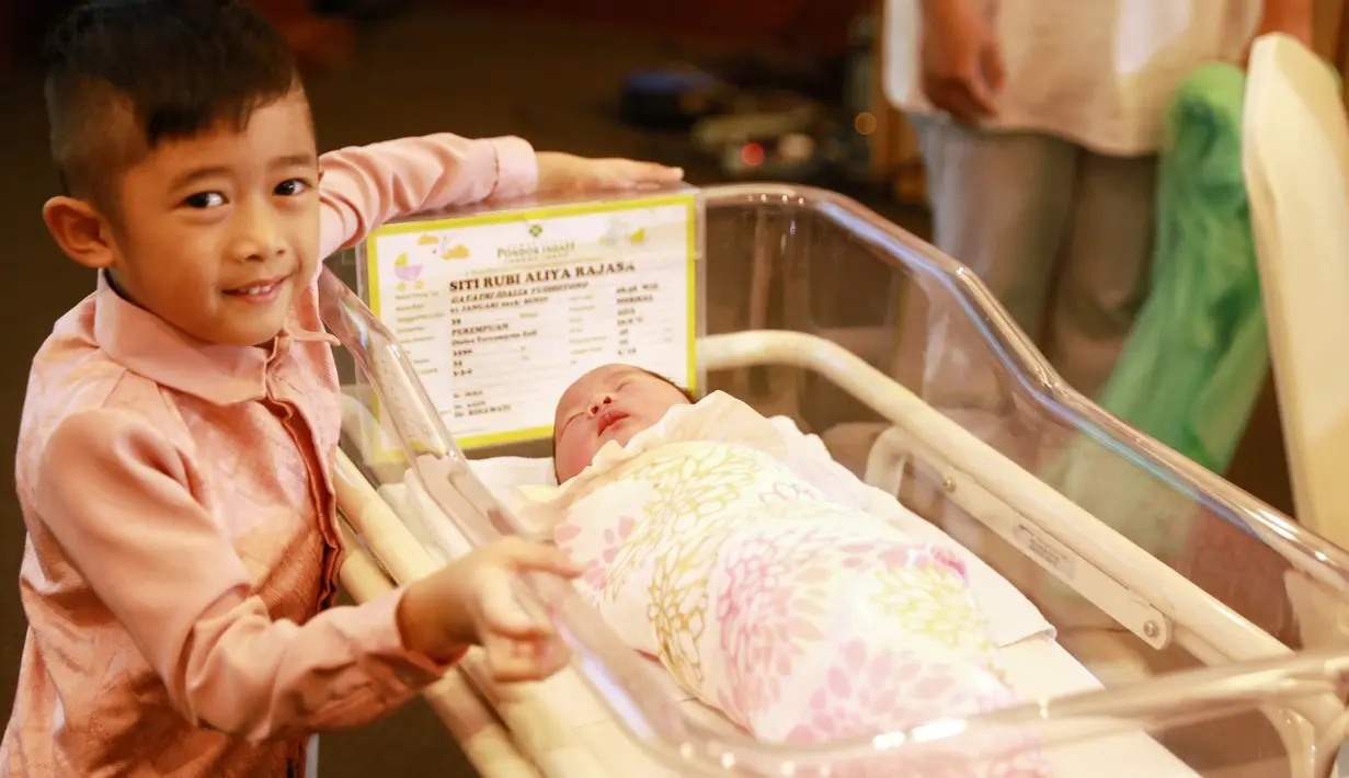 Proses kelahiran anak ke-3nya menurut Ibas sangat berbeda dari dua anaknya yang sebelumnya. Selain lahir di awal tahun, Gaia, juga lahir pada pagi hari. (Adrian Putra/Bintang.com)
