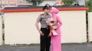 Yeni Inka dan Khrisna Shakti tak ragu untuk pamer kemesraan di depan umum. Yeni terlihat begitu sayang dengan suaminya dengan memberikan ciuman di pipi. Momen mesra ini bikin netizen merasa baper. (Liputan6.com/IG/khrisnashakti)