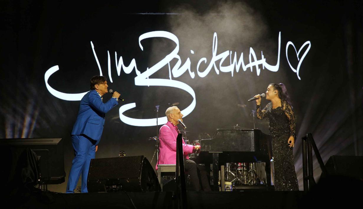 Sejumlah musisi legendaris internasional dan nasional tampil dalam satu panggung. Tampak dalam foto, penampilan asal Amerika Serikat, Jim Brickman (tengah) dan Rita Effendy (Indonesia) di konser 90's Intimate 2nd Editionkonser  di Istora Senayan, Jakarta, Sabtu (7/2/2026). (Fimela.com/Adrian Putra)
