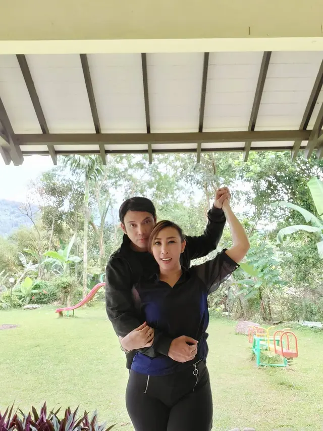 5 Momen Sandy Tumiwa dan Henny Mona Usai Menikah, Makin Romantis