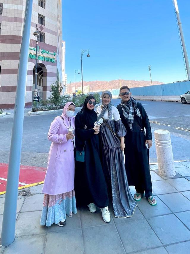 8 Potret Fitri Carlina dan Suami Jalani Umroh, Persiapannya Singkat