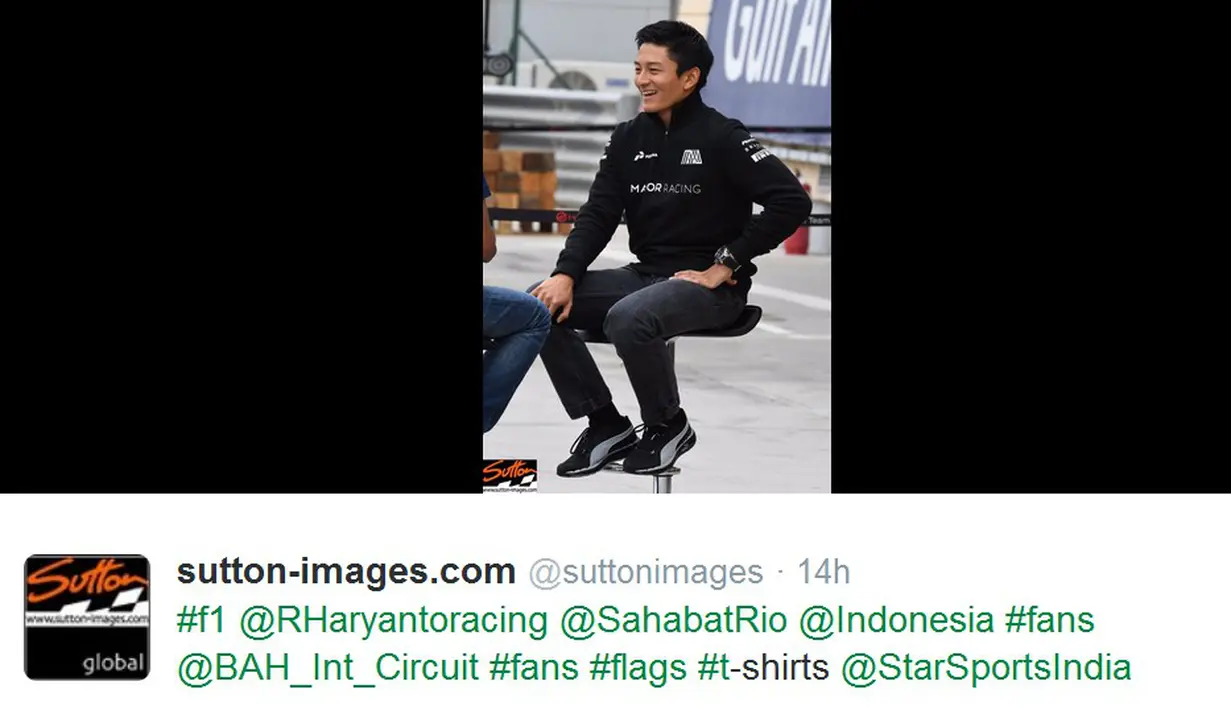 Ekspresi Rio Haryanto saat diwawancarai TV Star Sport India di depan paddock Manor Racing di Sirkuit Internasional Sakhir, Bahrain, Kamis (31/3/2016). (Bola.com/Twitter)