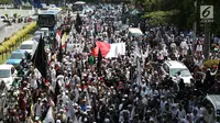 Massa Aksi Bela Tauhid di depan Gedung Kemenko Polhukam, Jakarta, Jumat (26/10). Aksi tersebut digelar sebagai reaksi atas pembakaran bendera bertuliskan kalimat tauhid oleh anggota Banser di Garut. (Merdeka.com/Imam Buhori)