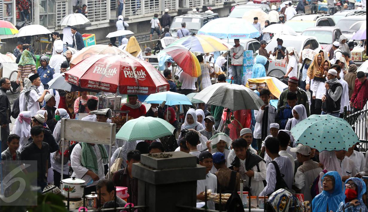 Peserta aksi damai 2 Desember membeli makanan di sekitar Mesjid Istiqlal, Jakarta, Jumat (2/12). Aksi 2 Desember yang dipenuhi massa menjadi kesempatan bagi sejumlah PKL untung meraup untung. (Liputan6.com/Immanuel Antonius)