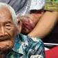 Mbah Gotho menerima hadiah istimewa berupa alat bantu dengar. (Liputan6.com/Fajar Abrori)