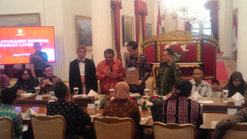  Para pagiat minat baca memberikan tas khas Papua, Noken kepada Jokowi