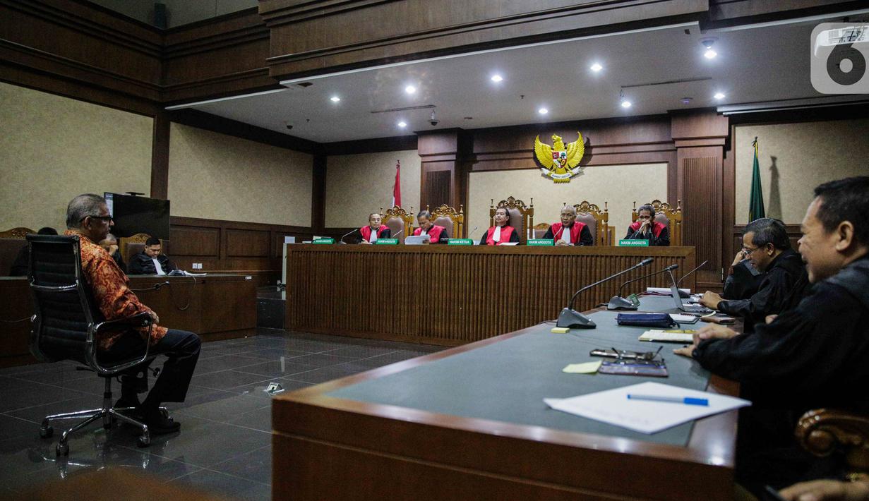 Suasana sidang pembacaan putusan kasus dugaan suap proyek PLTU Riau-1 dengan terdakwa Sofyan Basir di Pengadilan Tipikor, Jakarta, Senin (4/11/2019). Mantan Direktur Utama PT PLN tersebut divonis bebas oleh majelis hakim. (Liputan6.com/Faizal Fanani)