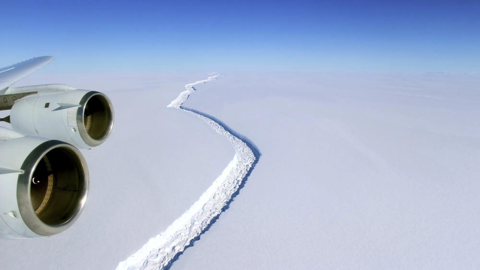 Salah satu gunung es terbesar di dunia yang pernah tercatat, lepas dari lapisan es Larsen C di Antartika (12/7/2017). (John Sonntag/NASA via AP)