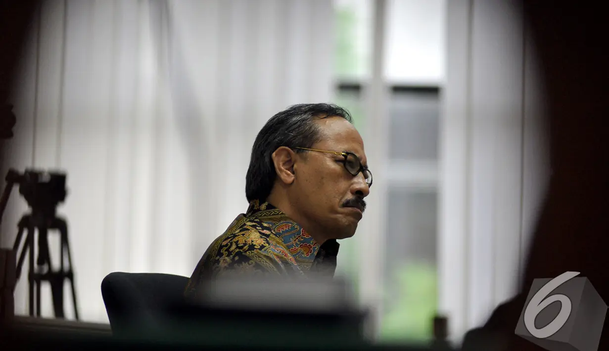 Heru dituntut hukuman 10 tahun penjara dan denda Rp 600 juta subsidair 6 bulan kurungan. Foto diambil pada Senin (1/12/2014). (Liputan6.com/Miftahul Hayat)